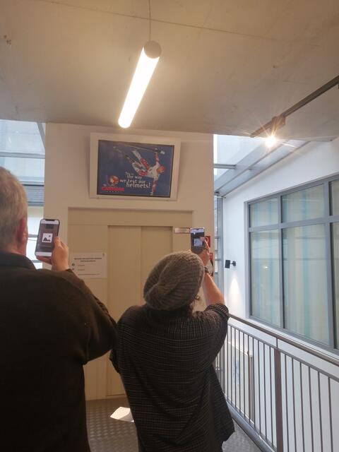 Das Bild vom Sturz Hermann Maiers erwacht mittels Handy zum Leben. | Foto: Berger