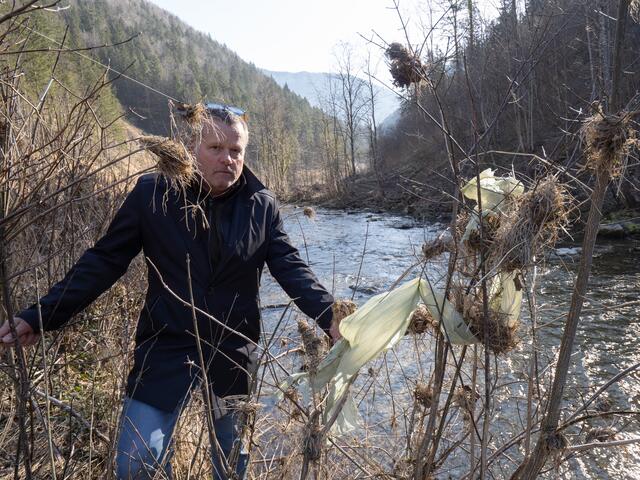 Peter Lepkowicz: Ans Ufer wird Plastik geschwemmt. | Foto: Santrucek