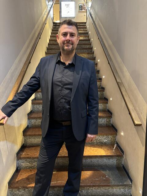 Das "Sternbräu" öffnete seine Türen bei der "Langen Nacht der Lehre". Der Lehrlingsbeauftragte Edmund Barry stand für Informationen bereit und zeigte Interessierten den Betrieb.  | Foto: Lisa Gold