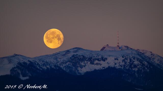 Gigantischer Mond über dem Naturpark Dobratsch