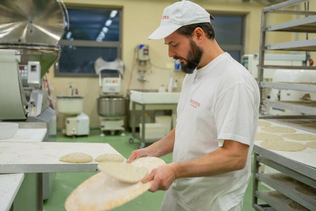 Bäckermeister Alexander Volgger bei der Herstellung von Schüttelbrot | Foto: © ServusTV/Martin Kadlez