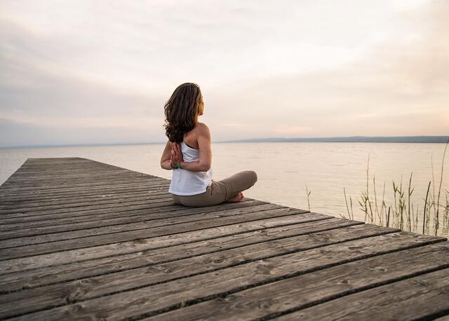 Das Schnuppermonat-Abo von Lakeside Yoga lädt dazu ein, inneres Gleichgewicht und körperliche Vitalität zu entdecken – ein perfekter Einstieg für Yoga-Enthusiasten aller Levels. | Foto: Nadis Photo