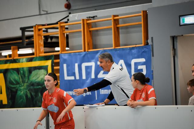 FC Passau-Coach mit Anweisungen für seine Fußballerinnen. | Foto: Reischl