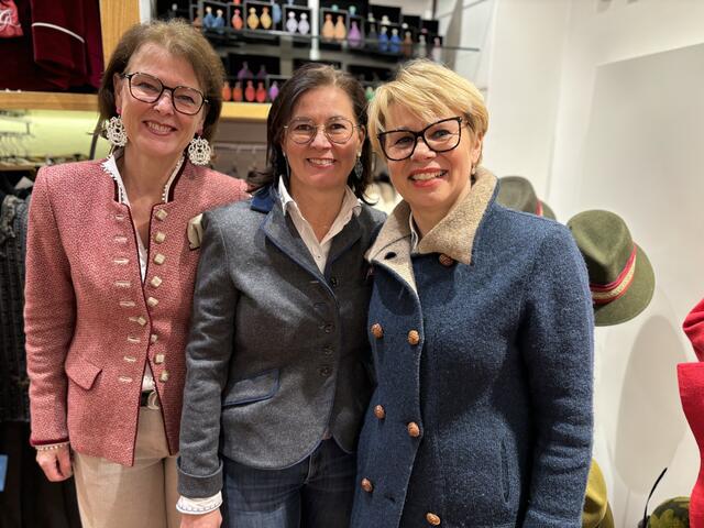 Waren bei der "Langen Nacht der Lehre" mit dabei: Maria Haunsberger, Monika Haunsberger und Berta Rainer von "Trachten Stassny" in der Salzburger Altstadt. | Foto: Lisa Gold