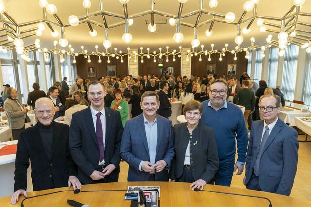Organisator Siegfried Nerath, Vizebürgermeister Reinhard Lerchbammer, Bürgermeister Kurt Wallner, Vizebürgermeisterin Sandler, Leoben Holding-Geschäftsführer Edgar Schnedl und Stadtamtsdirektor Willibald Baumgartner (v. l.) beim Wirtschaftsfrühstück im Leobener Rathaus. | Foto: Klaus Pressberger
