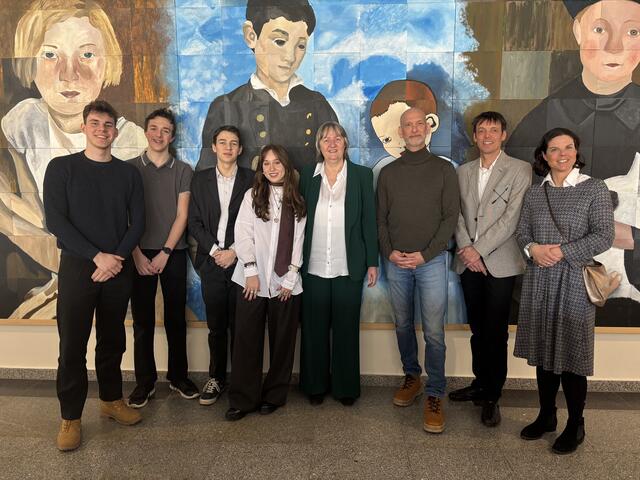 Vincent Englitsch (Euth), zweiter Schulsprecherin-Stellvertreter Luca Zöchling, Schulsprecherin-Stellvertreter Valentin Jaquemar, Schulsprecherin Elisabeth Oitzl, Direktorin Irene Schlager, Clemens Neuhold (Journalist Profil), Bernhard Köhle (Europify) und Huberta Heinzel (Haus der EU). | Foto: Victoria Edlinger