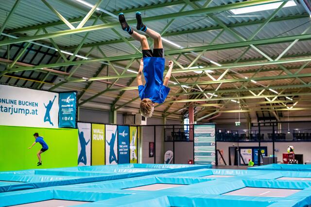 Rund 300 Jumper können gleichzeitig die Halle nutzen. Es ist eine der größten Free-Trampolinflächen in Ostösterreich. | Foto: StarJump Oberwart