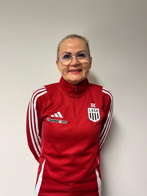Bettina Kaufmann: Die 53-jährige administrative Leiterin der LASK Akademie kümmert sich neben ihrem Beruf als Sozialpädagogin um die jüngsten Spielerinnen der LASK Frauen. Vor allem für jene, die von weit weg herkommen, steht sie als Ersatz-Mama zur Seite. | Foto: LASK