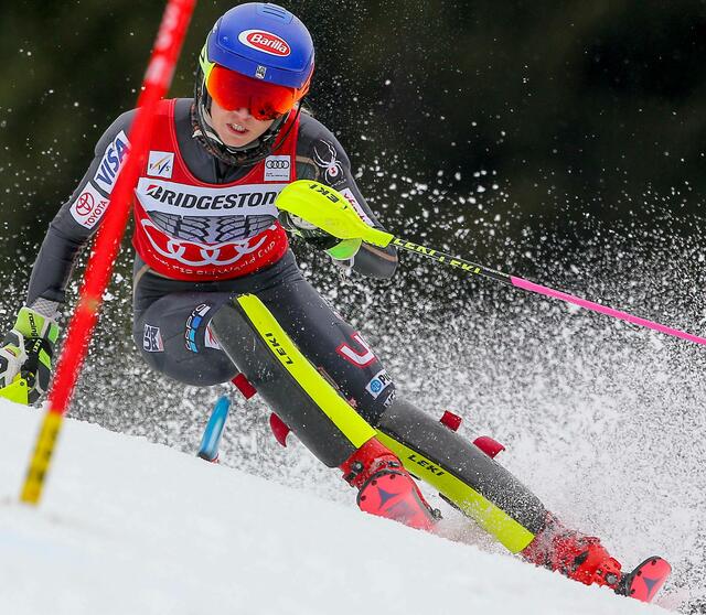 Die US-Damen Breezy Johnson und Mikaela Shiffrin holen Gold in der neue eingeführten Team-Kombination. | Foto: Erich Spiess/ Red bull Content Pool