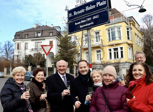 Freunde und Weggefährten von Renate Holm bei der Enthüllung des Platzes, der der Künstlerin gewidmet wurde. | Foto: Lembacher