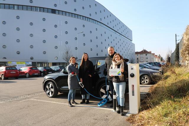 Bei der E-Ladestation vor dem großen GEDESAG-Wohnbau in der Reitenhaslachergasse, v.li.n.re.: Umwelt- und Mobilitätsstadträtin Alexandra Ambrosch, Bewohnerin Sarah Tiefenbacher, Bürgermeister Peter Molnar und Stefanie Widhalm (Managerin der Klima- und Energiemodellregion Krems)  | Foto: Stadt Krems