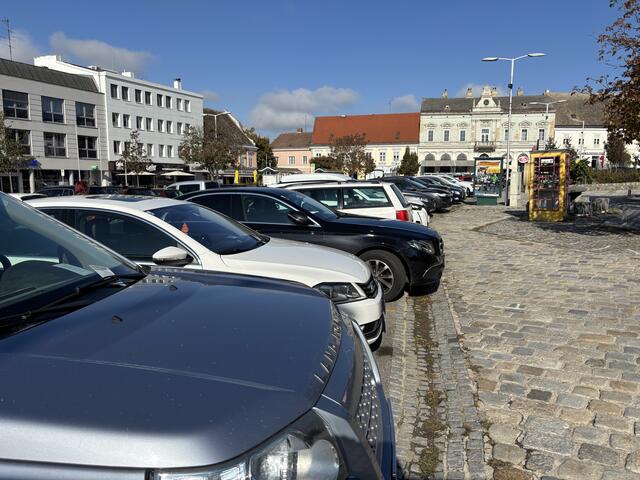Am Hauptplatz in Hollabrunn gibt es viele Parkplätze, die für zwei Stunden kostenlos genutzt werden dürfen. Hier kontrolliert die Parkraumüberwachung. | Foto: Alexandra Goll