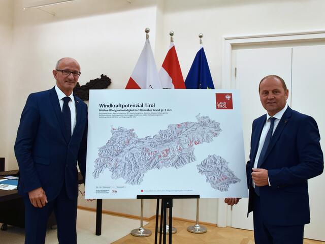 LH Anton Mattle (li.) präsentierte heute gemeinsam mit Energiereferent LHStv Josef Geisler die aktualisierte Studie "Windenergiepotenzial in Tirol" und die damit verbundenen Bestrebungen des Landes, die Energiegewinnung aus Windkraft anzukurbeln. | Foto: Land Tirol