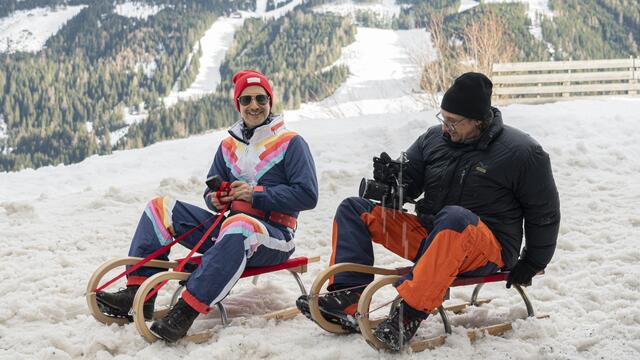 Michael Ostrowski &amp; Kameramann Christian Stolz beim Rodeln auf der Bellevuealm | Foto: ServusTV / Matthias Horngacher