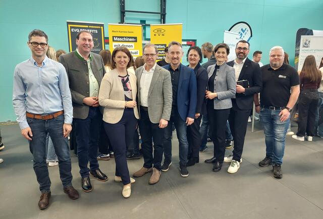 V. l.: Erhard Maier, Florian Grünberger, Michaela Langer-Weninger, Karl Buchinger, Jürgen Schinagl, Anita Wohlmuth, Barbara Prügl, Gabriel Gruber und Michael Straif. | Foto: HTL Andorf