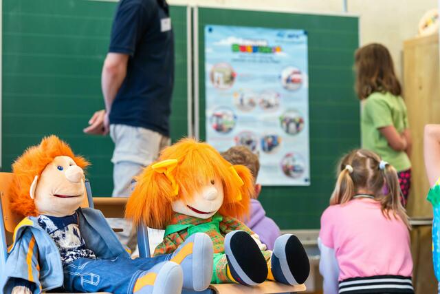 Glühwürmchen Glitzi und Henne Berta waren zu Besuch im Kindergarten Pöttelsdorf. | Foto: KFV/Michael Sabotha
