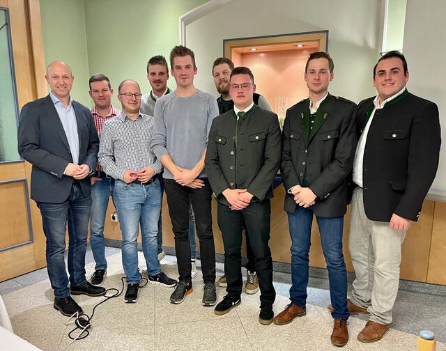 Bgm. Andreas Geier und JVP LGF Richard Schmid gratulierten dem neuen Team der Jungen Volkspartei Vorau | Foto: zVg
