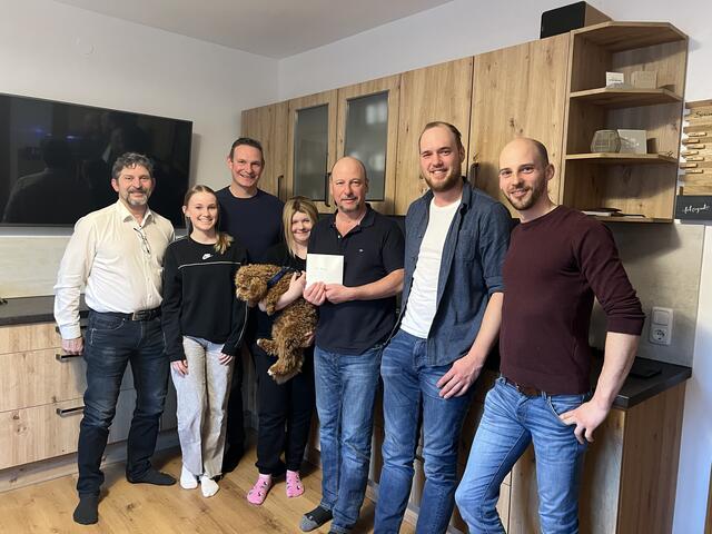 Von links nach rechts: Werner, Lena, Daniel, Amely, Papa Ewald, Alexander und Christian von der Trachtenmusikkapelle Sulzbach bei der Spendenübergabe | Foto: TMK Sulzbach