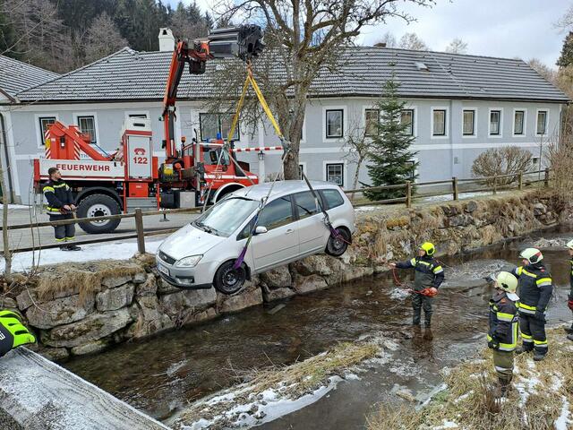 Am Auto entstand durch den Sturz ins Wasser Totalschaden. | Foto: FF Kottes