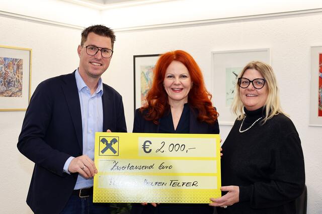 LR Cornelia Hagele (Mitte) übergab ihr „Geburtstagsgeschenk“ in Höhe von 2.000,- Euro an ThT-Obmann Christian Härting und ThT-Kassierin Doris Schiller. | Foto: MG Telfs/Hackl