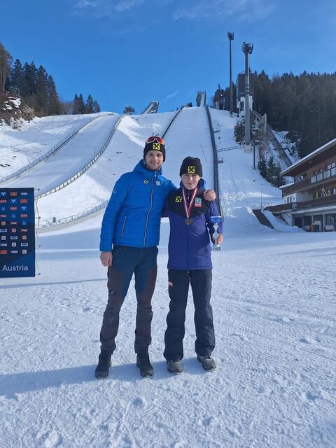 Der 14-jährige Jakob Stieninger mit seiner Bronzemedaille. | Foto: ESV Nordic Team Mürzzuschlag 