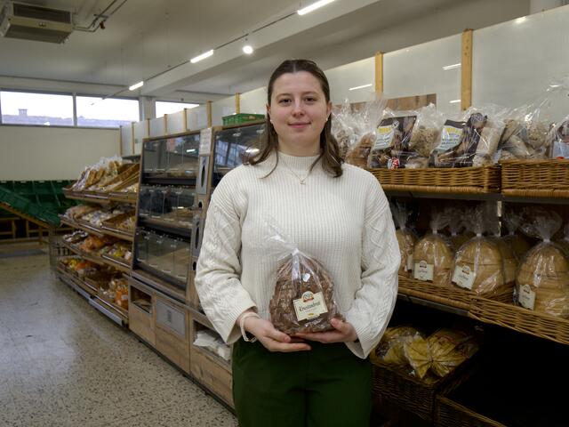 Rebekka Gäßler mit Brot, das für manche Kundinnen Luxus ist. | Foto: Santrucek