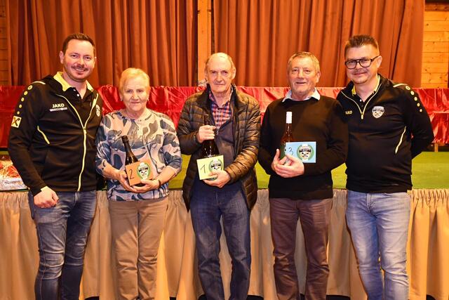 Peter Orgl (l.) und Karl Pichler vom FC Schatz gratulierten den Gewinnern: Dorli Klug, Franz Koch und Alois Theussl. | Foto: FC Schatz