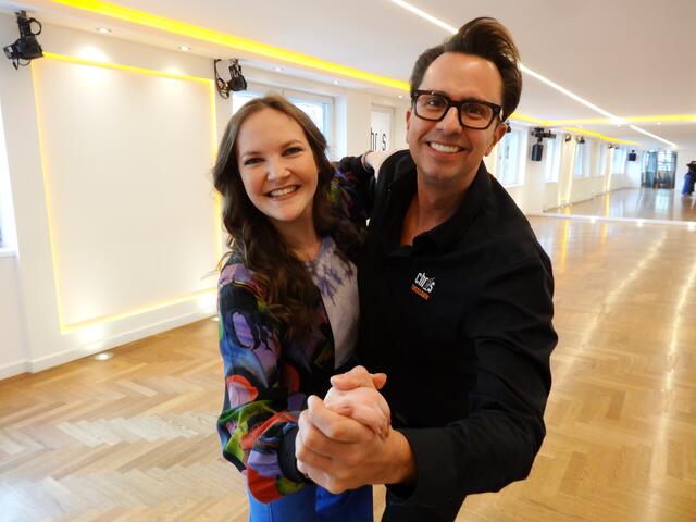 MeinBezirk-Redakteurin Patricia Hillinger durfte sich Walzer-Tipps bei Tanzprofi Chris Lachmuth holen. | Foto: Andreas Pölzl/MeinBezirk
