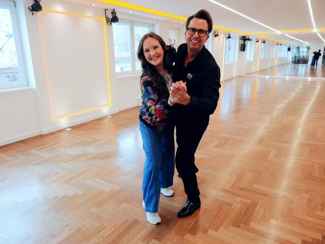 MeinBezirk-Redakteurin Patricia Hillinger durfte sich Walzer-Tipps bei Tanzprofi Chris Lachmuth holen. | Foto: Andreas Pölzl/MeinBezirk