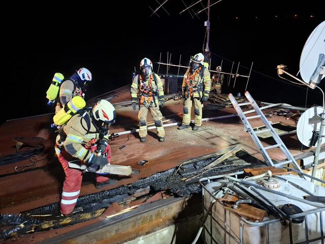 Am Dienstag am frühen Abend brach in einer Garage eines Mehrfamilienhauses in Landeck ein Brand aus. Ein Nachbar begann mit den Löscharbeiten bis die Feuerwehr eintraf. | Foto: ZOOM.TIROL