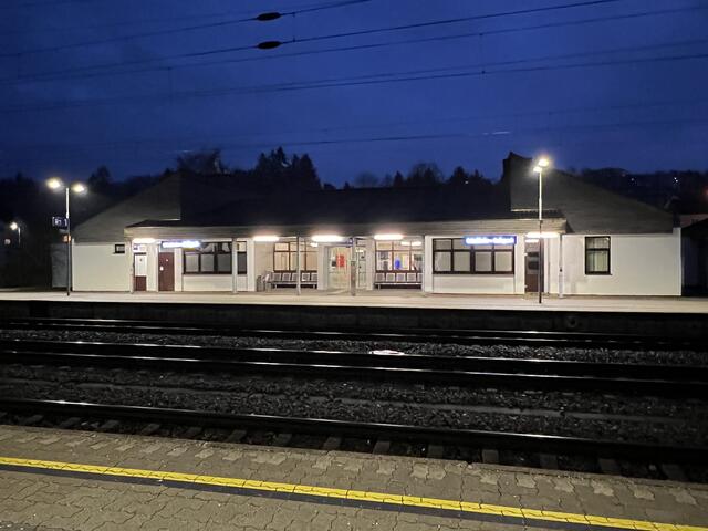 Am Bahnhof in Grieskirchen werden nachts Erneuerungsarbeiten durchgeführt. | Foto: MeinBezirk
