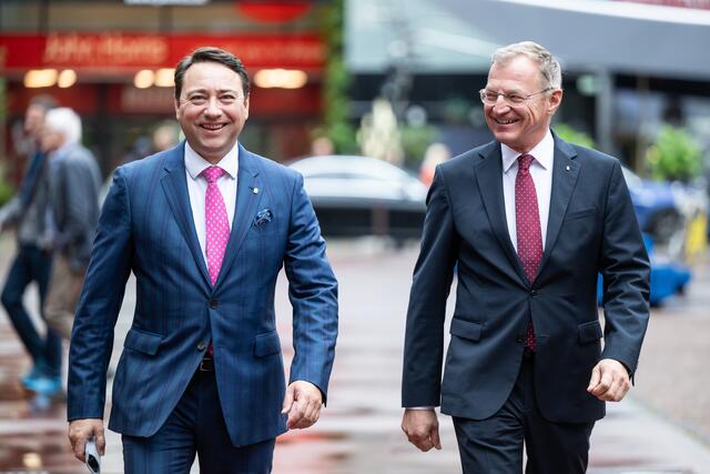 Von der Harmonie der VP-FP-Zusammenarbeit in Oberösterreich zwischen Landeshauptmann Thomas Stelzer (VP) und Landeshauptmann-Stellvertreter Manfred Haimbuchner (FP) waren die Regierungsverhandlungen zwischen FPÖ und ÖVP auf Bundesebene weit entfernt. | Foto: Land OÖ/Peter Mayr