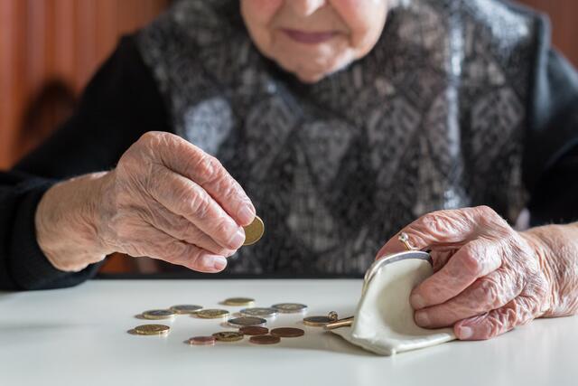 Ältere Frauen sind wegen der geringen Rente öfters mit Geldproblemen konfrontiert und von Armut betroffen.  | Foto: Shutterstock / Matej Kastelic