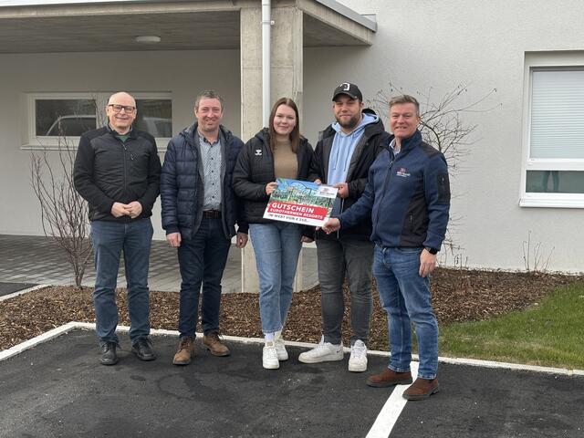 Bei der Gutscheinübergabe – v. l.: Martin Wachutka (techn. GF, BBOÖ), Bürgermeister Klaus Paminger, Leonie Ratzenböck, Andreas Frank und Thomas Matthey (kfm. GF, BBOÖ) | Foto: BBOÖ