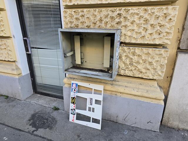 Dieser Automat ist sehr beliebt, zumindest wenn man den Rezensionen im Internet dazu glaubt. Doch jetzt wurde er Opfer eines Vandalenakts. | Foto: Ipirotis/MeinBezirk