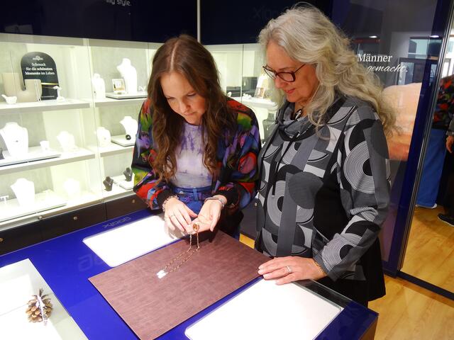 Redakteurin Patricia Hillinger (li.) durfte diverse Colliers anprobieren.  | Foto: Andreas Pölzl/MeinBezirk