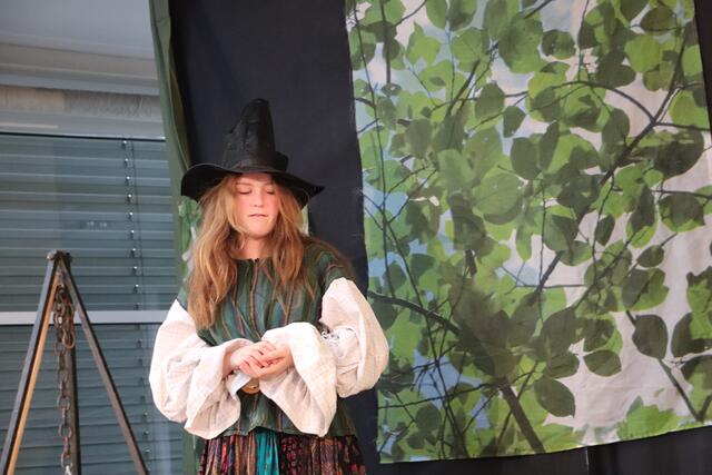 Erst wenn die Hexe (Marie Korber) lacht, wird der Zauber aufgehoben. Da können nur mehr Lachkekse helfen.  | Foto: Edith Ertl