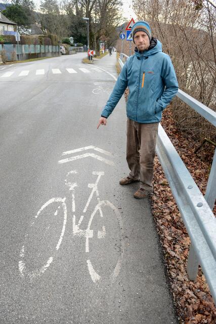 Bürgerliste-Gemeinderat Lukas Bernitz sieht "verwirrende Bodenmarkierungen" bei Fahrradstraßen. | Foto: Bürgerliste