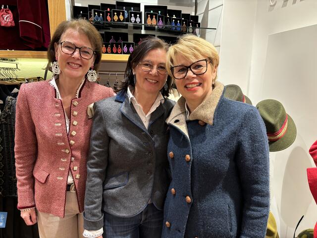Waren bei der "Langen Nacht der Lehre" mit dabei: Maria Haunsberger, Monika Haunsberger und Berta Rainer von "Trachten Stassny" in der Salzburger Altstadt. | Foto: Lisa Gold