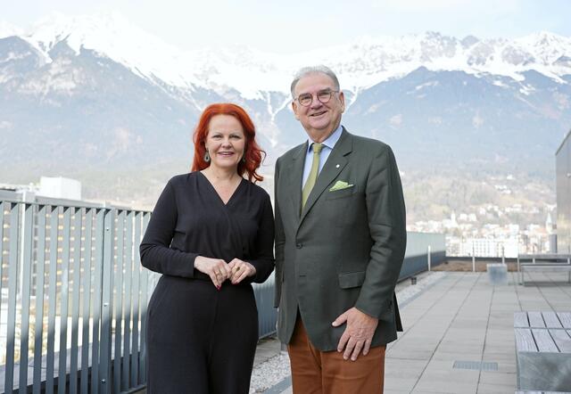 Landesrätin Cornelia Hagele und Rektor Wolfgang Fleischhacker gaben die Etablierung einer Stiftungsprofessur für Palliativmedizin an der Medizinischen Universität Innsbruck bekannt. | Foto: Land Tirol/Hörmann