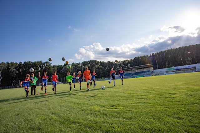 Fußball-, Basketball-, Schwimm- und Hip-Hop-Tanzkurse stehen zur Wahl. | Foto: Happyland/Caro Strasnik