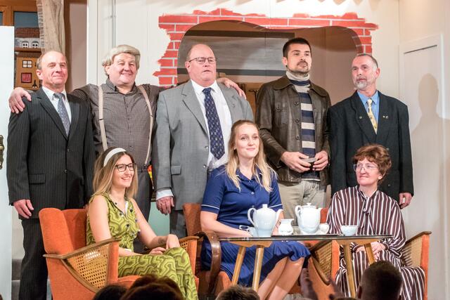 Stehend von links: Josef Ehebruster, Manfred Heher, Stefan Achleitner, Manfred Hubegger, Ludwig Zarl
Sitzend von links: Martina Weichinger, Anna Heher, Maria Hehe | Foto: Bühne Aschbach