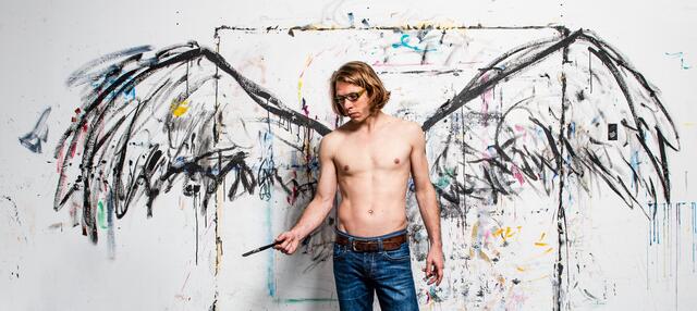 Der blonde Engel spielt im Theater Kornspeicher „Lieder, die lustig sind und manchmal ein bisserl traurig, aber das ist okay“. | Foto: Marco Prenninger