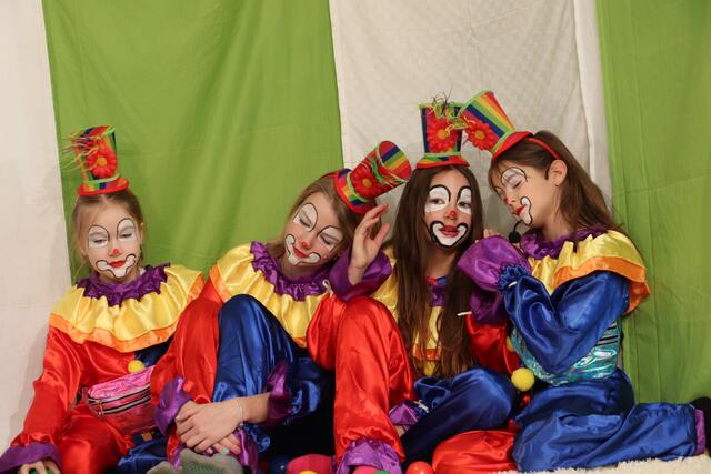 Während die Clowns schliefen, wurde der Zirkus verhext. Erst wenn die Hexe lachen sollte, wird der Bann gehoben.  | Foto: Edith Ertl