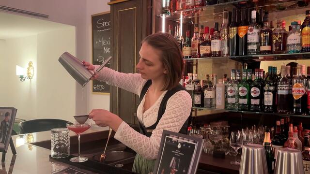 Viktoria hat vergangenes Jahr ihre Lehre zur Restaurantfachfrau im Goldenen Hirsch abgeschlossen. Die Bar hat es ihr dabei besonders angetan. | Foto: Carmen Kurcz