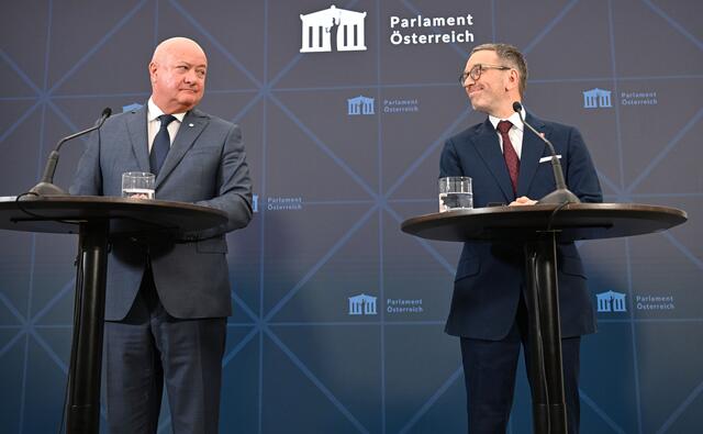 Eine Szene aus besseren Zeiten: ÖVP-Bundesparteiobmann Christian Stocker und FPÖ-Chef Herbert Kickl kurz nachdem die beiden Parteien in Regierungsverhandlungen getreten sind. | Foto: HELMUT FOHRINGER / APA / picturedesk.com