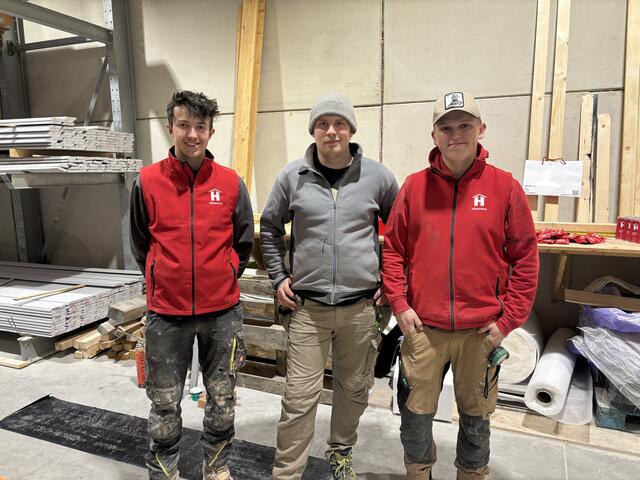 Die drei Lehrlinge Felix (Hochbau), Emil (Zimmerei) und Maximilian zeigten den Besuchern, welche Dinge sie im Betrieb lernen. | Foto: Emanuel Hasenauer