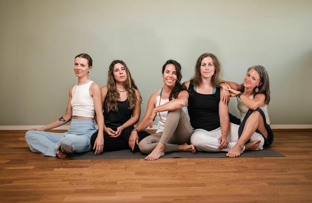 Das engagierte Team von Lakeside Yoga vereint Expertise und Leidenschaft, um Teilnehmer auf ihrem Weg zu mehr Körperbewusstsein und innerer Balance zu unterstützen. | Foto: Nadis Photo