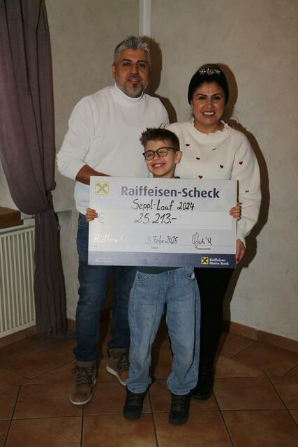 Spendenübergabe an Familie Kartal. | Foto: Naturfreunde Hochburg-Ach