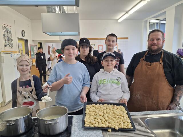 Schülerinnen und Schüler der Mittelschule Voitsberg mit Koch Matthias Reinisch (r.) vom gleichnamigen Restaurant aus Köflach | Foto: Mittelschule Voitsberg